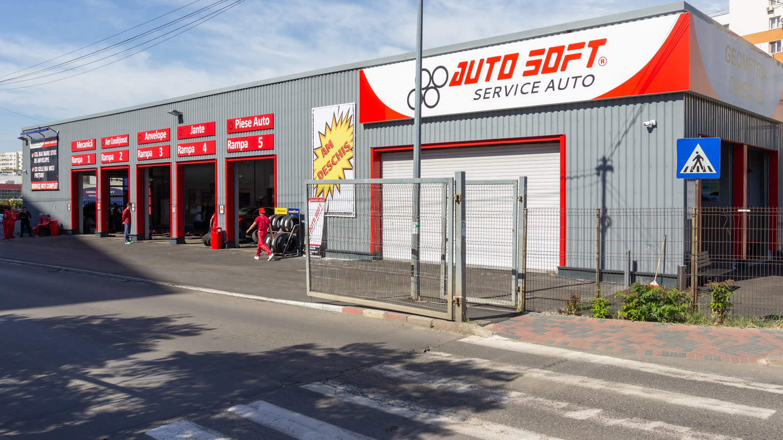 Fachada de serviço automotivo representando organização financeira, cobrança e controle de recebimentos na oficina